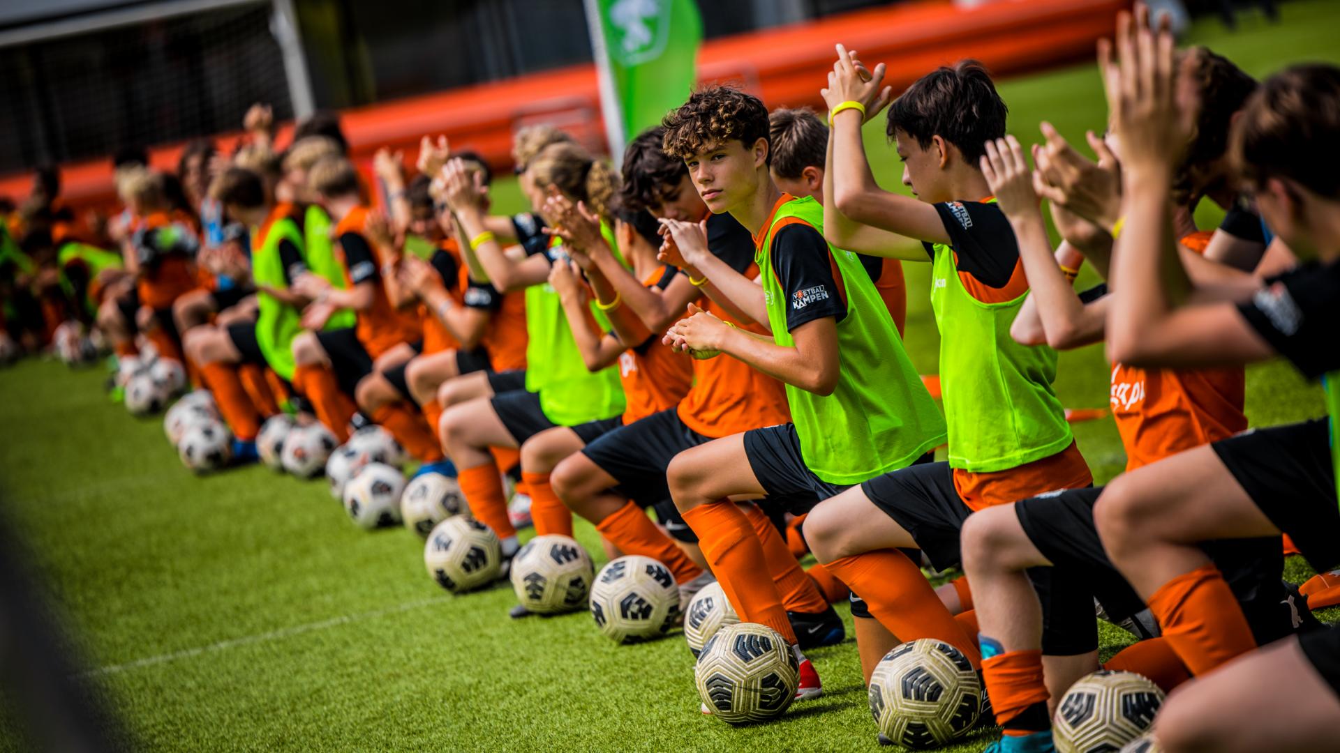 Kinderen tijdens een voetbalcamp